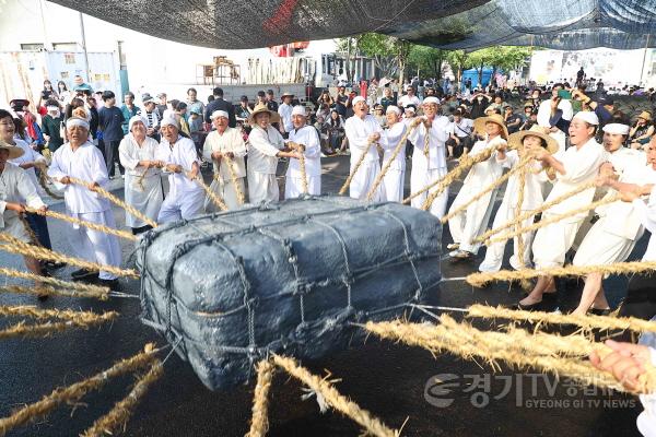 [크기변환]14-7. 제9회 백암백중문화제 개막식 사전행사로 지경다지기가 진행되고 있다.jpg