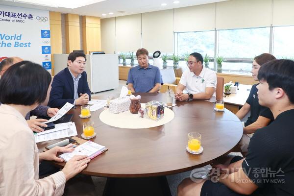 [크기변환]1-1. 이상일 용인특례시장이 28일 진천 국가대표 선수촌을 찾아 용인특례시청 소속 선수와 장재근 선수촌장과 대화를 나누고 있다..jpg