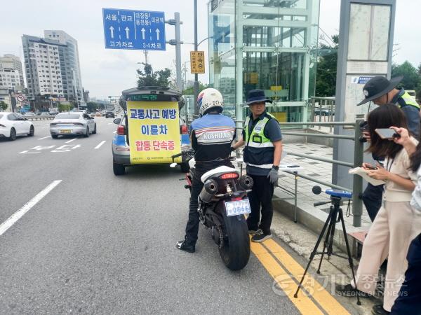 [크기변환]5. 수지구는 4일 동천역 일대에서 용인서부경찰서, 한국교통안전공단 경기남부 본부와 함께 이륜차 불법행위 근절을 위한 합동단속을 실시했다..jpg