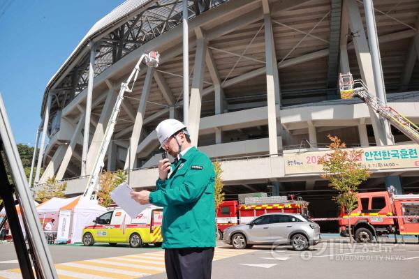 [크기변환]8-2. 이상일 용인특례시장이 7일 미르스타디움에서 재난대응 안전한국훈련 현장지휘를 하고 있다..JPG