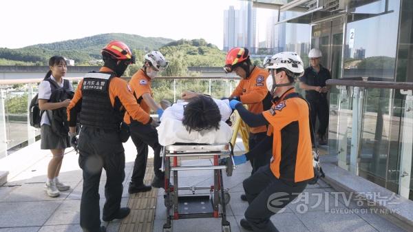 [크기변환]5-1. 용인특례시가 지난 7일 청소년수련관에서 승강기 사고대응 합동훈련을 진행했다..jpg