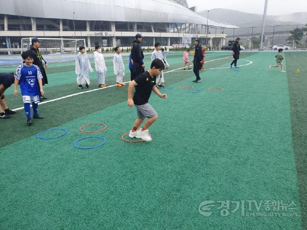 [크기변환]4-2. 용인특례시는 지난 13일 처인구 삼가동 미르스타디움 보조구장에서 드림스타트 아동 19명을 대상으로 ‘꿈드림 축구교실’을 운영했다..jpg