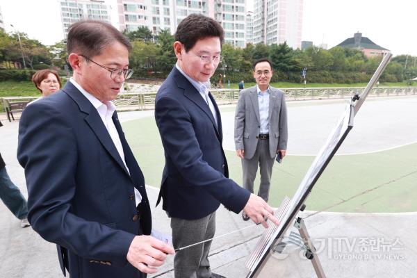 [크기변환]11-2. 이상일 용인특례시장이 19일 이 시장의 공약사업의 일환이었던 수지구 탄천 산책로 쉼터 조성 공사현장을 방문해 공사현황을 점검하고 있다.jpg