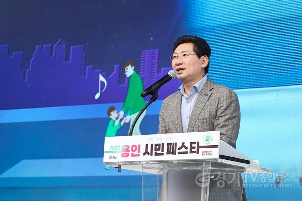 [크기변환]1-1. 23일 열린 제 28회 용인시민의 날에서 기념사를 하고 있는 이상일 용인특례시장.jpg