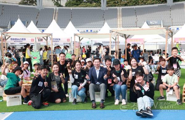 [크기변환]6-2. 이상일 용인특례시장이 지난 24일 용인미르스타디움에서 열린 제3회 용인 청년 페스티벌에서 팀대항전 참여자와 진행자들과 함께 기념촬영을 하고 있다..JPG