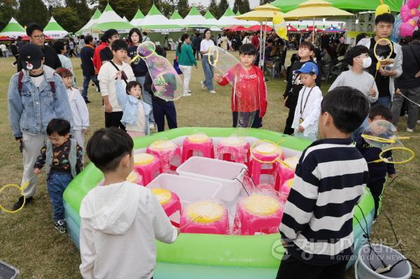 [크기변환]아이들이 축제현장에서 물방울 놀이를 즐기고 있다..jpg