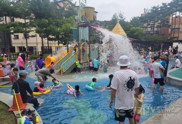 [크기변환]3. 용인특례시가 동백호수공원·내꽃근린공원에 어린이 물놀이터를 설치한다. 사진은 물내음어린이공원에 설치된 물놀이터..jpg