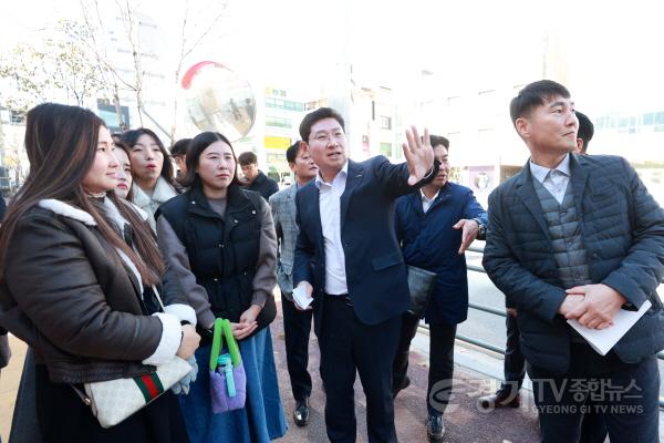 [크기변환]8-2. 이상일 용인특례시장이 13일 역북초등학교를 찾아 후문 앞 인도의 통학환경을 확인하고 안전 조치를 지시했다..jpg