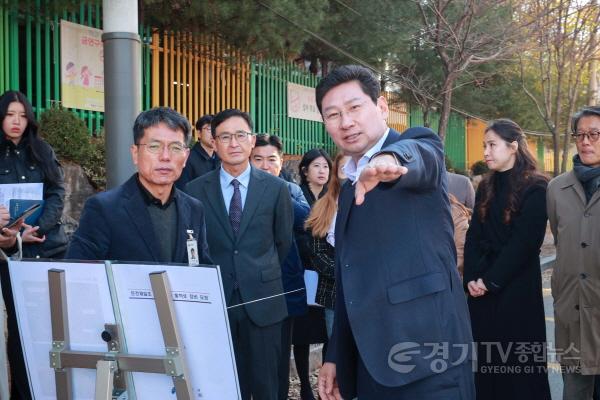 [크기변환]8-3. 이상일 용인특례시장이 13일 둔전제일초등학교를 방문해 통학로 안전 대책을 논의하고 있다..jpg