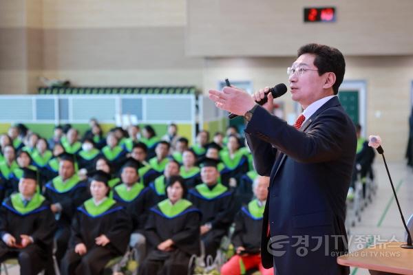 [크기변환]8-2. 이상일 용인특례시장이 15일 용인시농업기술센터에서 용인그린대학 학생 등 130명을 대상으로 특강을 진행했다.jpg