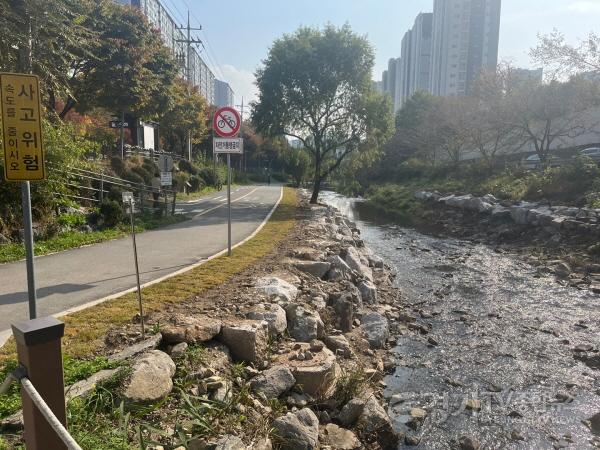 [크기변환]6. 용인특례시 수지구가 성복천 산책로를 복구했다.jpg