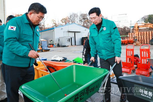 [크기변환]11-3. 이상일 용인특례시장이 12일 제설전진기지를 방문해 인도용 소형 제설장비를 점검하고 있다.jpg