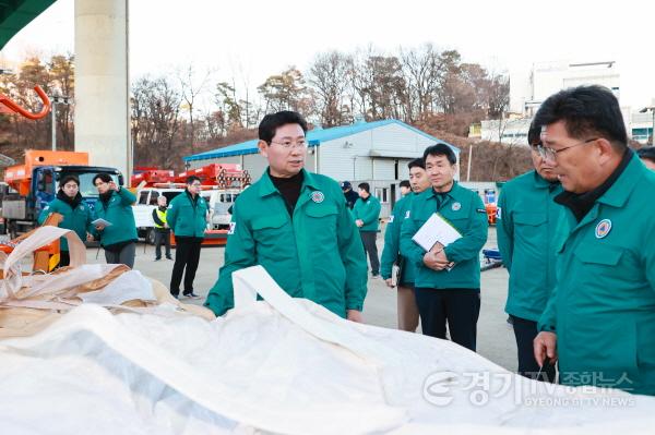 [크기변환]11-1. 이상일 용인특례시장이 12일 제설전진기지를 방문해 제설제를 점검하고 있다.jpg