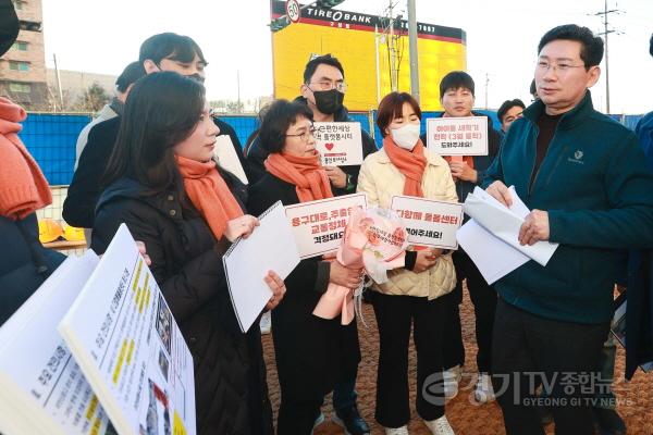 [크기변환]12-1. 이상일 용인특례시장이 내년 4월 입주가 예정된 기흥구 마북동 e편한세상 플랫폼시티 현장을 방문해 입주 예정자의 목소리를 듣고 있다. (1).jpg