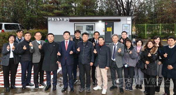 [크기변환]8-3. 이상일 용인특례시장이 15일 수지구 죽전동에 개소한 이동노동자쉼터에서 관계자들과 기념촬영을 하고 있다.jpg