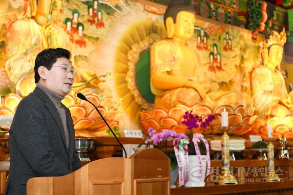 [크기변환]5-1. 이상일 용인특례시장이 지난 16일 호국선봉사에서 열린 2023년 용인시 불교연합회 송년 법회에 참석해 축사를 하고 있다..jpg