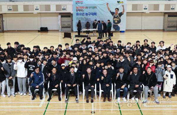 [크기변환]4-2. 용인특례시와 우지원이 함께하는 유소년농구대회 참가자들과 내빈들이 함께 기념촬영을 하고 있는 모습.jpg