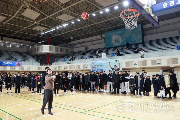 [크기변환]4-3. 이상일 용인특례시장이 3점슛 시범을 펼치고 있는 모습.jpg