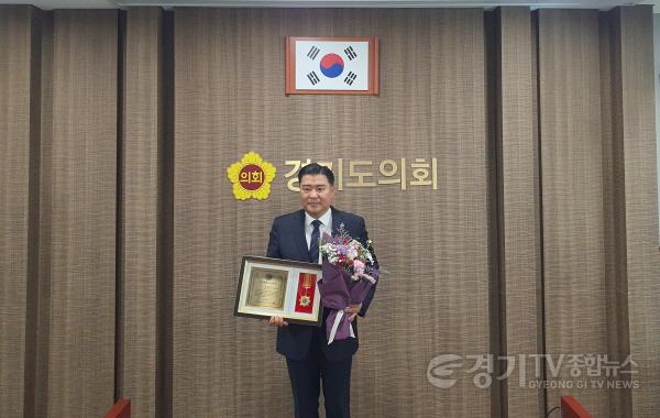 [크기변환]231222 경기도의회 이한국 의원, 2023 경인매일 도정대상 의정부문 수상(2).jpg