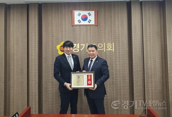 [크기변환]231222 경기도의회 이한국 의원, 2023 경인매일 도정대상 의정부문 수상(1).jpg