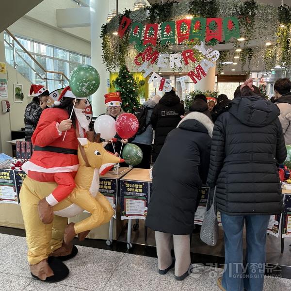 [크기변환]2. 청소년성문화센터가 지난 22일 지역주민을 대상으로 성인지 감수성을 높이는 ‘성(性)탄절 이브 축제’를 열었다..jpg