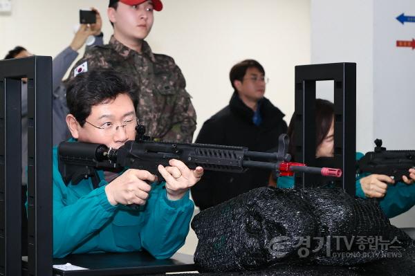 [크기변환]7-4. 이상일 용인특례시장이 26일 처인구 운학동 예비군 과학화 훈련장에서 유관 단체장들과 함께 사격훈련을 체험하고 있다..jpg