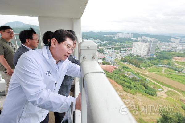 [크기변환]11-2. 이상일 용인특례시장이 8월 29일 삼가2지구 민간임대주택 현장을 찾아 대체도로 조성 부지를 점검하고 있다.JPG