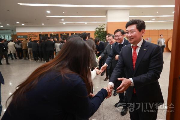 [크기변환]3-2. 이상일 용인특례시장이 2일 2024년 시무식에서 직원들과 새해 인사를 나누고있다.JPG