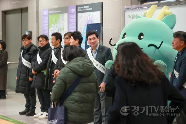 [크기변환]8-2. 이상일 용인특례시장이 3일 용인경전철 기흥역에서 시민들과 새해인사를 나누고 있다.JPG