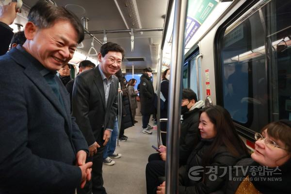 [크기변환]8-1. 이상일 용인특례시장이 3일 용인경전철 이용 시민들과 새해인사를 나누고 있다.JPG