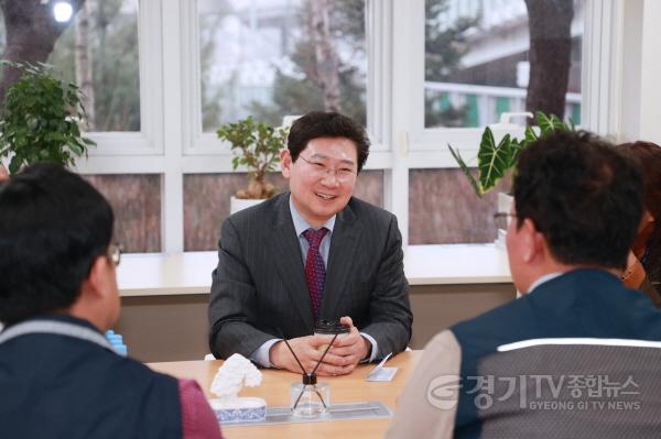 [크기변환]4-1. 이상일 용인특례시장이 지난 3일 용인특례시공무원노동조합을 방문해 새해인사를 나눴다.jpg