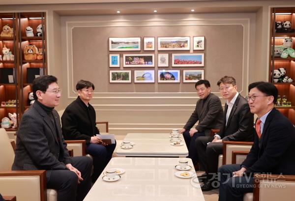 [크기변환]1-5. 이상일 용인특례시장이 정해린 삼성물산(주) 대표이사를 비롯한 관계자들과 간담회를 갖고 있는 모습..JPG