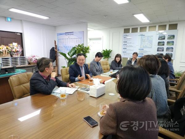 [크기변환]5. 송종율 처인구청장이 업무보고를 받고 지역 발전을 위한 행정 추진 방안을 제시하고 있다. (1).jpg