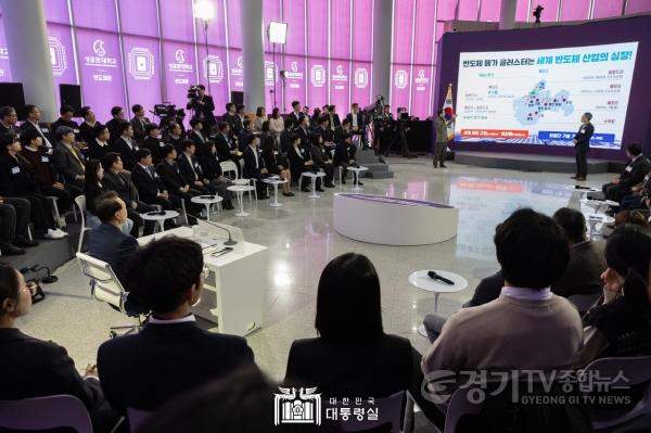 [크기변환]4-1. 1월 15일 성균관대학교 자연과학캠퍼스 반도체관에서 윤석열 대통령 주재로 세 번째 국민과 함께하는 민생토론회가 열렸다. (1).jpg