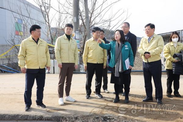 [크기변환]240116 도시환경위원회, 하천오염수 유출 방제복구현장 찾아 (1).jpg