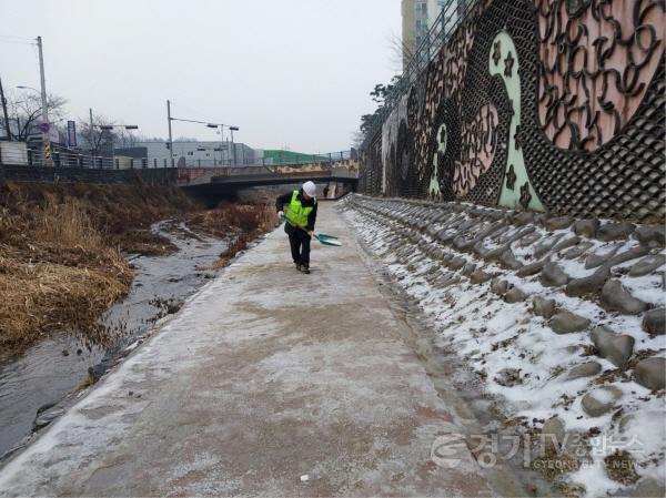 [크기변환][크기변환]3-1. 기흥구 관계자가 지난 17일 주민 안전을 위해 상하천 산책로 빙판길에 모래를 살포하는 등 대응에 나서고 있다..jpg