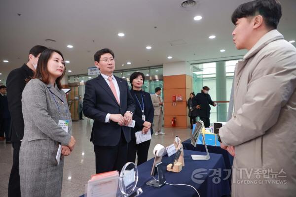 [크기변환]3-1. 지난 22일 용인특례시청에서 열린 2024년 중소기업 지원시책 합동 설명회에 참석한 이상일 용인특례시장.JPG