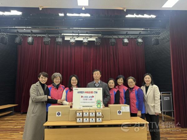 [크기변환]사본 -한국생활개선용인시연합회(회장 박찬선)가 원삼면에 직접 만든 수제청 40병을 기탁했다..jpg