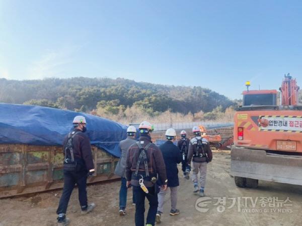 [크기변환]6. 용인특례시가 29일까지 관내 대형 건축공사장 131곳을 대상으로 안전 점검을 한다. 관계자들이 공사장 안전 점검을 하고 있다..jpg