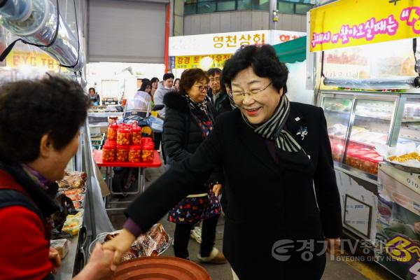 [크기변환]김경희 이천시장, 설맞이 전통시장 등 방문 (1).jpg