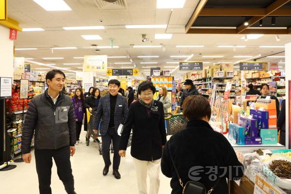 [크기변환]김경희 이천시장, 설맞이 전통시장 등 방문 (2).jpg