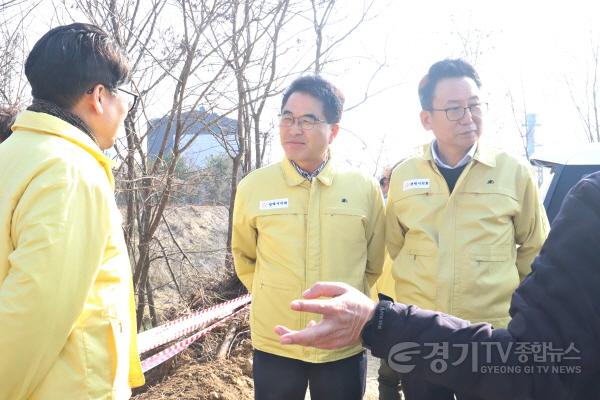 [크기변환]240213 평택(의회) 평택시의회 복지환경위원회, 관리천 오염수 유출사고 3차 현장 방문 (2).JPG