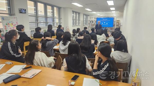 [크기변환]3. 용인시 도서관에서 운영하는 휴먼북 서비스가 중고등학교로 확대 운영된다. 학교에서 휴먼북 강연이 열리고 있는 모습..jpeg