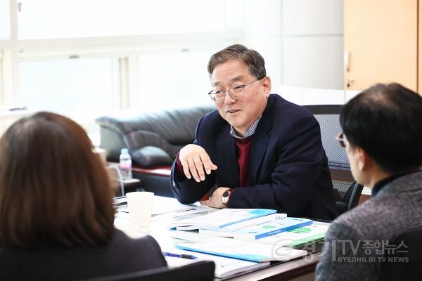 [크기변환]7-2 황준기 용인특례시 부시장이 지난 16일 시청에서 용인환경교육 교사연구회 임원진과 만나 격려했다..jpg