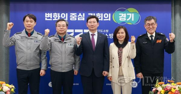 [크기변환]6-2. 지난 2일 용인소방서에서 안전문화살롱이 열렸다. 사진은 왼쪽부터 이종길 (전)용인서부경찰서장, 김경진 (전)용인동부경찰서장, 이상일 용인특례시장, 김희정 용인교육지원청교육장, 안기승 용인소방서장..jpg