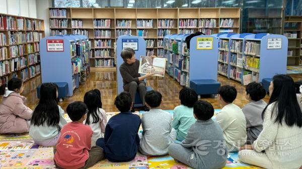 [크기변환]5. 용인특례시 중앙도서관에서 어린이 견학프로그램을 진행하고 있는 모습..jpg