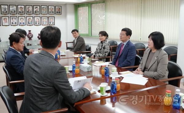 [크기변환]6-5. 이상일 용인특례시장이 21일 주스페인 대한민국 대사관저에서 박상훈 대사 등 대사관 관계자들과 간담회를 가졌다..jpg