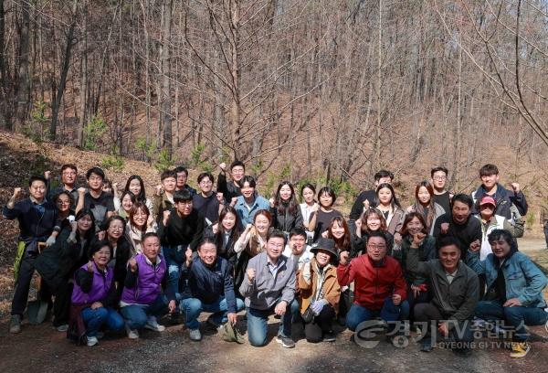 [크기변환]14-3. 이상일 용인특례시장이 2일 한국외대 글로벌캠퍼스 입구 주차장 인근 임도변에서 열린 나무심기 행사에서 참석자들과 기념촬영을 하고 있다..JPG