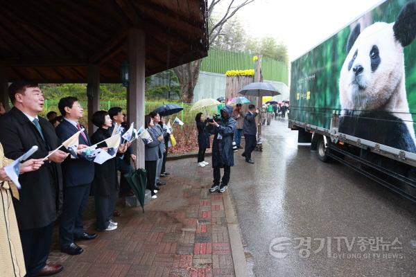 [크기변환]10-2. 3일 용인 에버랜드에서 열린 푸바오 환송식에 참석한 이상일 용인특례시장과 참석자들의 모습.jpg