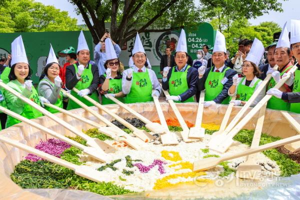 [크기변환]01 제14회 양평 용문산 산나물 축제 비빔밥퍼포먼스 (1).jpg